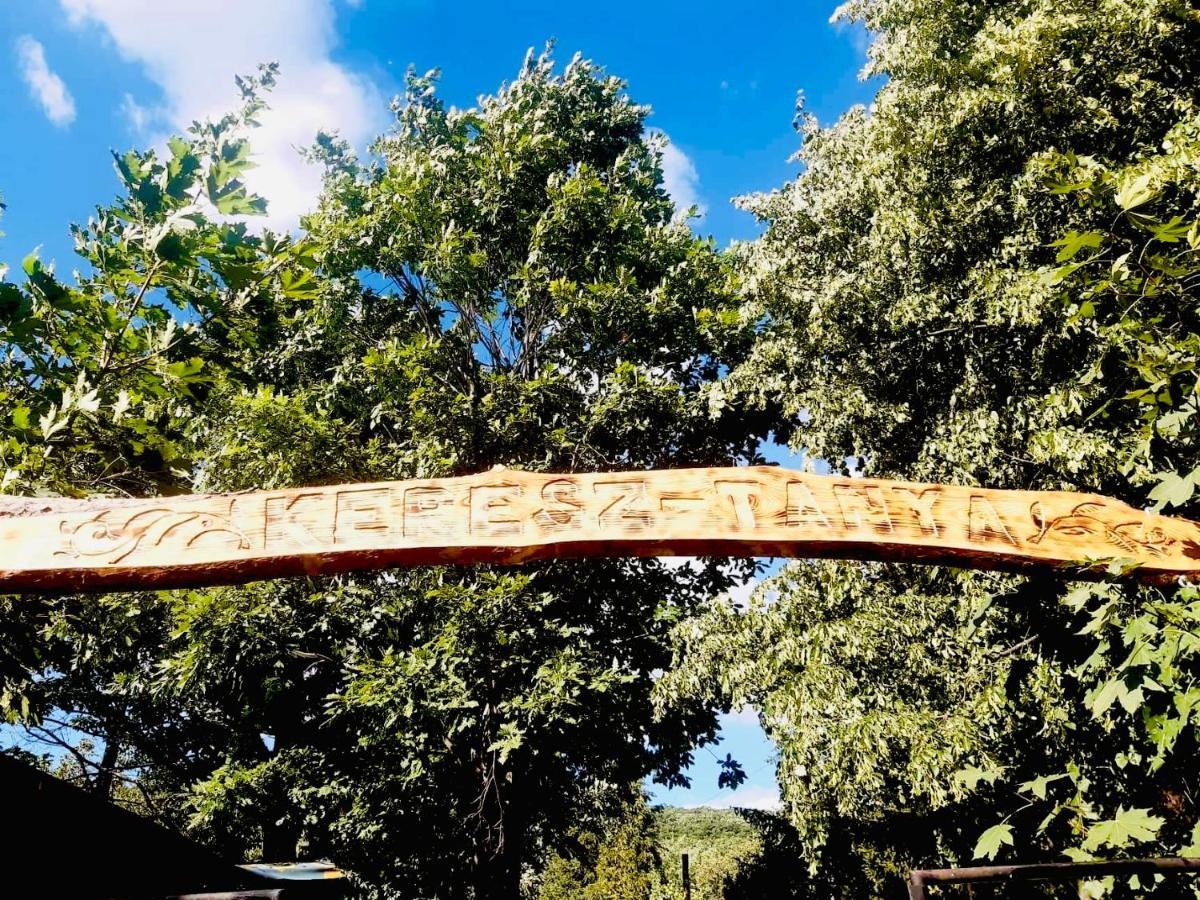 Hotel Jurta Az Erdo Mellett Dezsaval-Keresz-Tanya Pilisszentkereszt Exterior foto